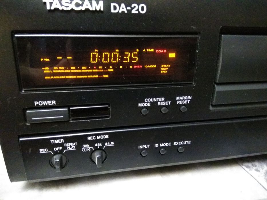 DAT магнитофон Tascam da-20.