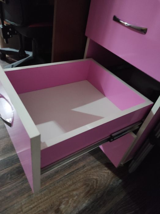 Комплект мебели из комода, тумбочки и кровати