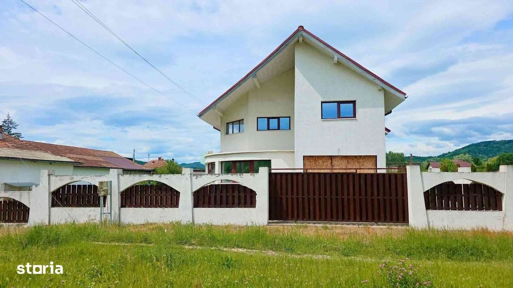 DE VÂNZARE! Proprietate Cu Arhitectură Unică Bunești Vâlcea 219.000 E