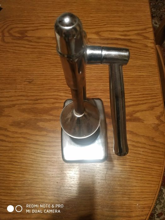 Presa manuala pentru fructe