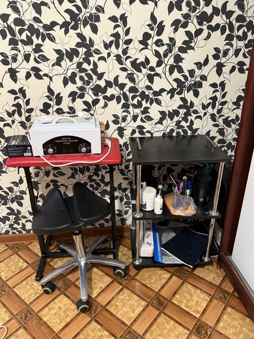 Помощник для тату и пирсинга