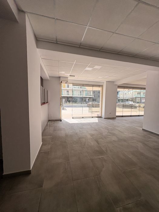 Inchiriez spatiul comercial de 130 de metrii+30 de metrii terasa in față. Acesta e situat langa White Tower, strada Lotus numarul 5, lotul 1 Constanta