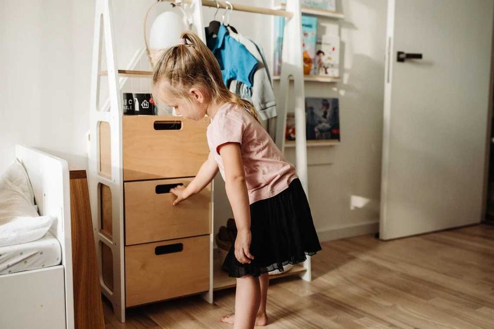 Детска закачалка за дрехи с шкафчета