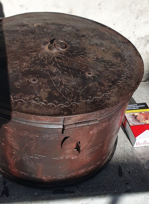 Старинна метална кутия