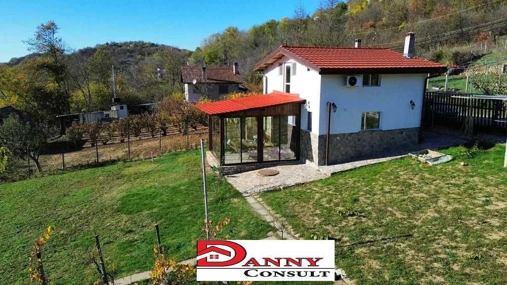 Двуетажна къща с двор в с. Малки чифлик, общ. В.Търново