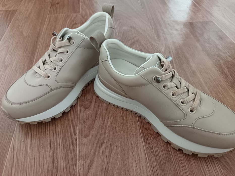 Кроссовки женские