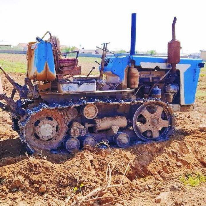 КД-35 gusenichniy traktor + plug