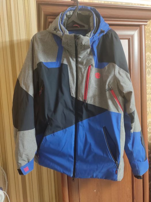 Зимняя куртка с капюшоном