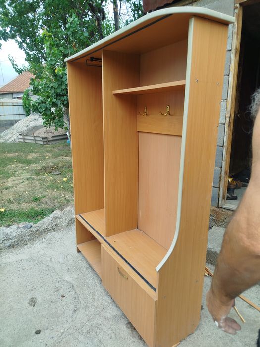 Шкаф и прехожая .