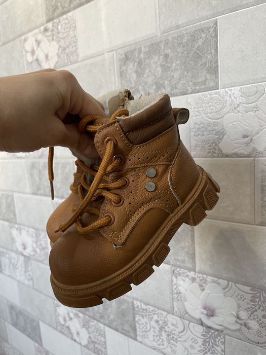 Продам ботинки и чешки