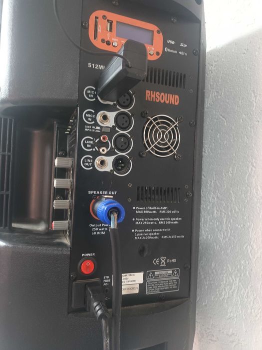 Boxe si doua microfoane