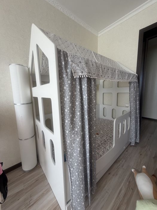 Кровать домик детская с 2 лет до 6 . Продам