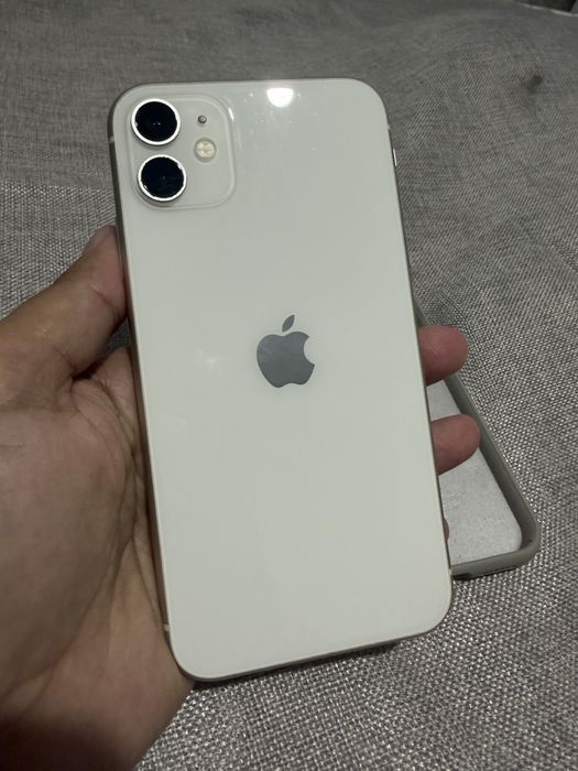 Iphone 11 в одних руках
