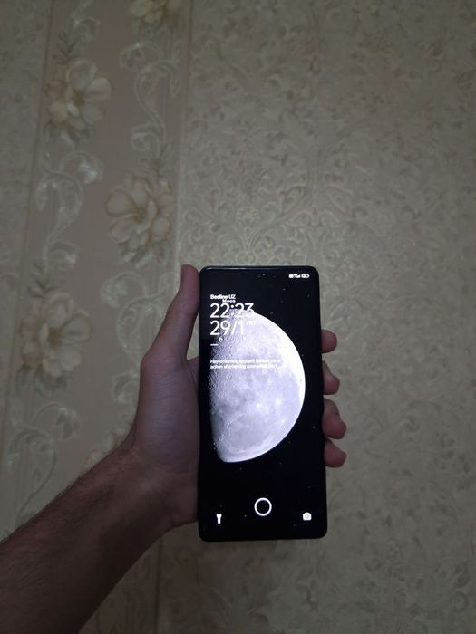 Redmi note 13 pro  ideal holatda qirilgan chizilgan joylari umuman yoq