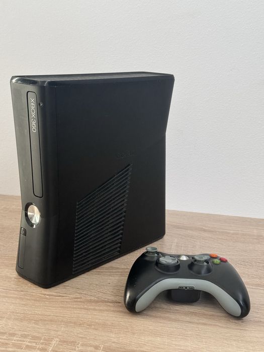 Xbox 360 Slim 4GB + 19 jocuri (GTA V, Halo, Fable, CoD, Far Cry 3 etc.) + accesorii originale