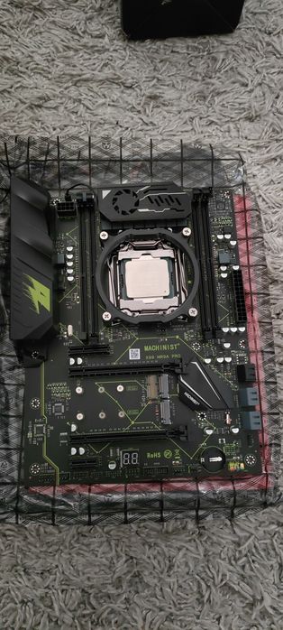 Vând o bază de PC-uri de gaming ieftine | Machinist + Xeon 2666v3