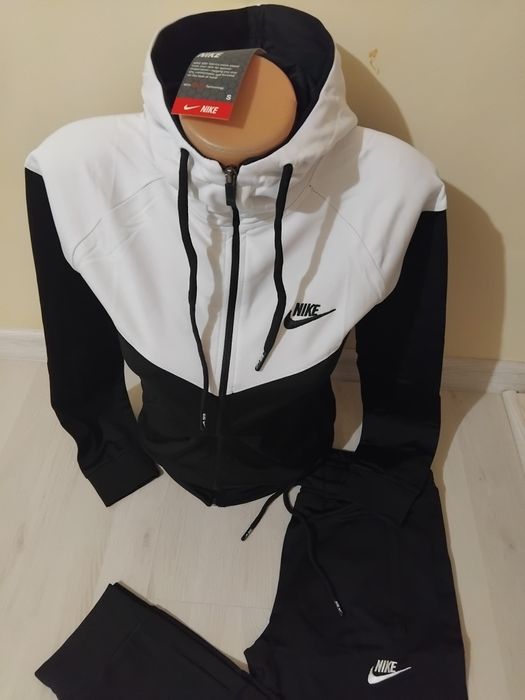 Model nou! Trening dama Nike.