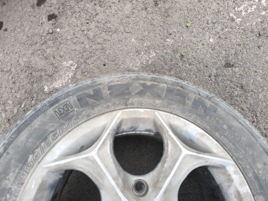 Продам автошины комплект с дисками 195/65/15