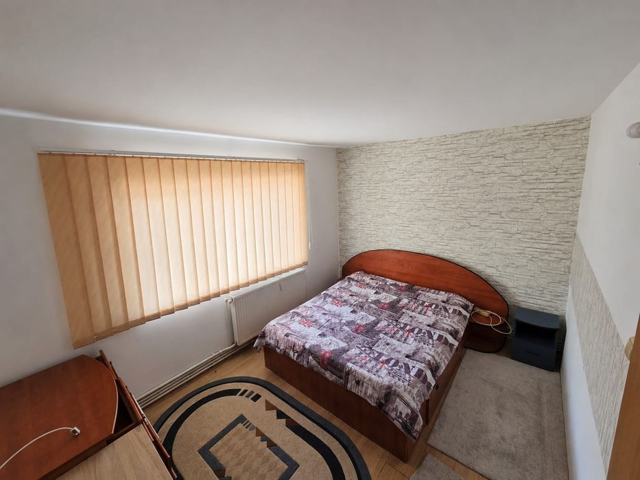Vand apartament 3 camere,. decomandat ,foarte spatios