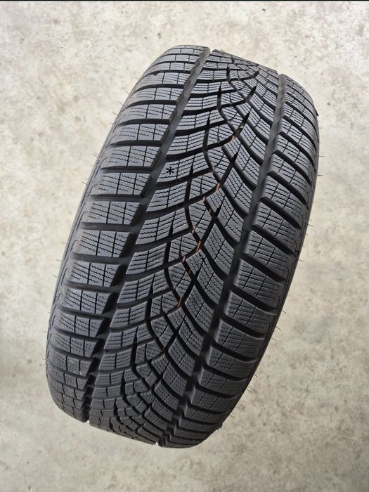 O bucată 245/45 R18 M+S iarnă - una Goodyear Michelin Nokian Nexen