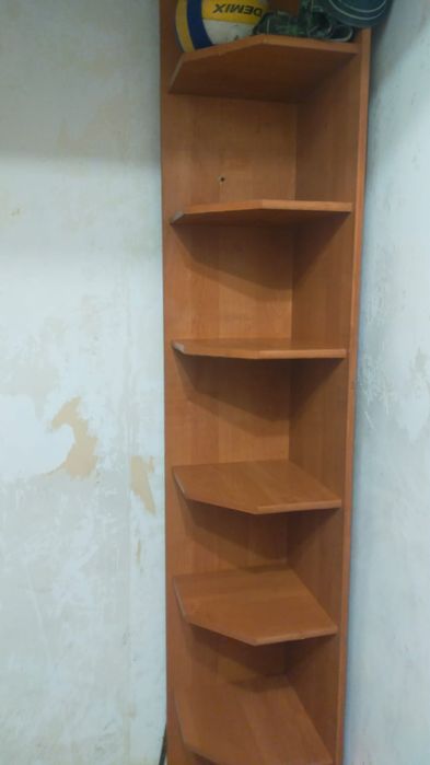 Продается угловая настенная полка-шкаф.