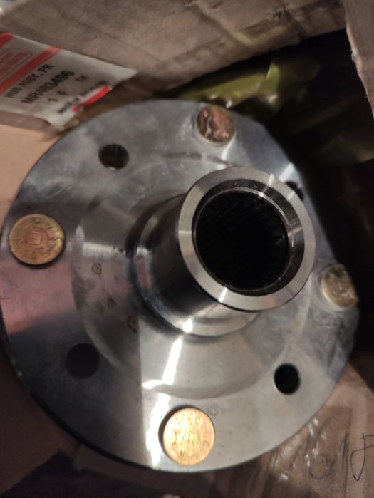 Предна главина за Мицубиши