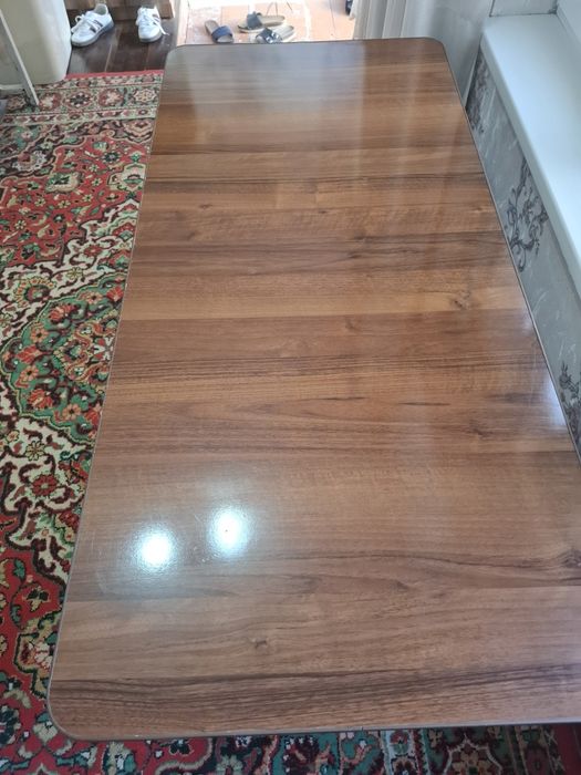 Семейный стол для