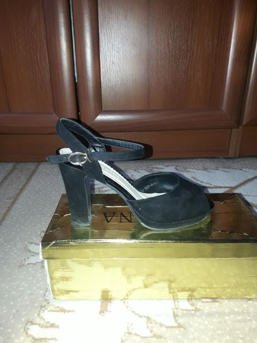 Продам       босоножки     черные 37 р.р.