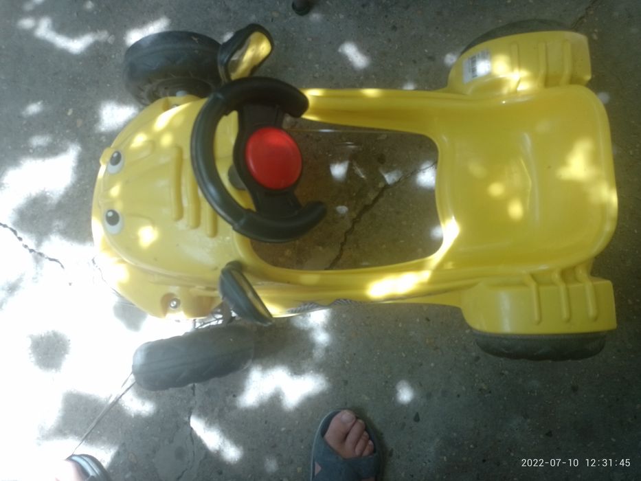 Два броя детски кола с педали