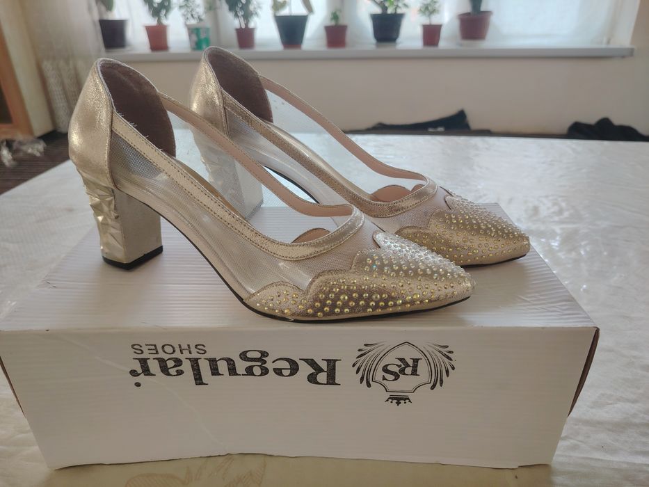 Poshnali tufli sotiladi