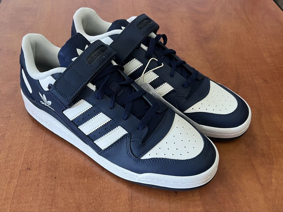 Vand pantofi sport marca ADIDAS