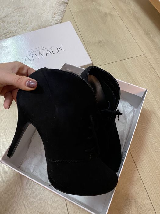 Черни велурени боти на ток Catwalk