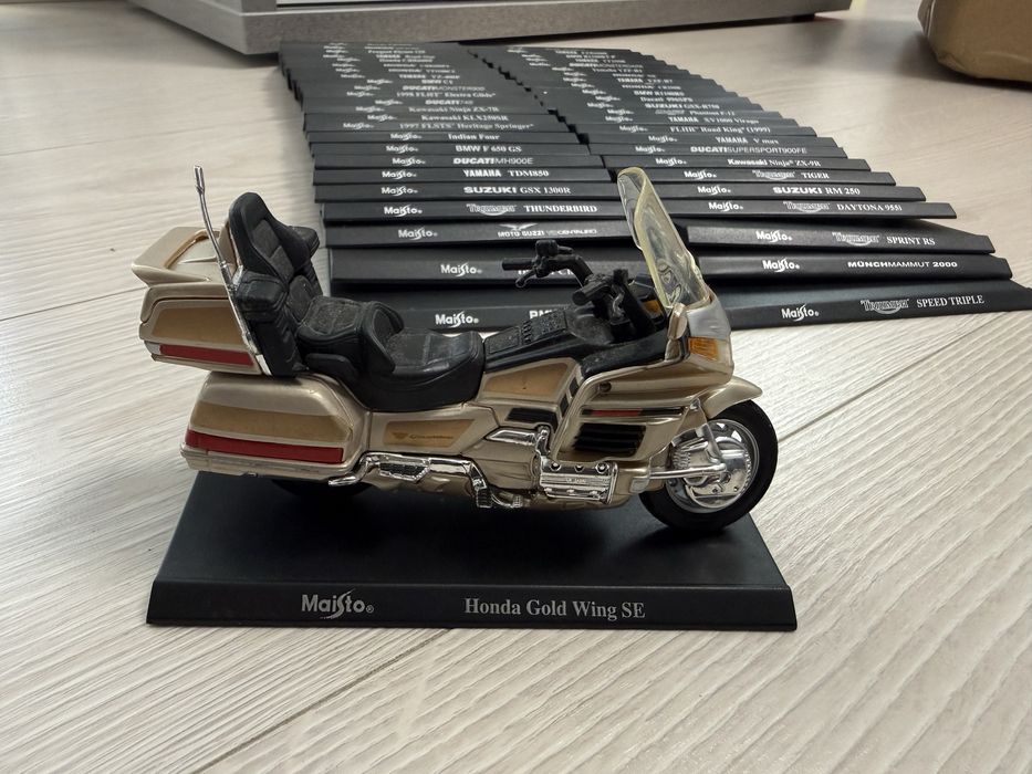 Lot Machete MAISTO - Motociclete 1:18  (Honda,Yamaha,Bmw,Suzuki,Harkey,Ducati)