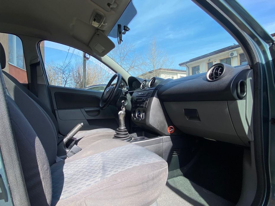Okazie-vand Ford fiesta facelift 2005 stare impecabila