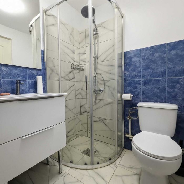 Proprietar vand casa renovata , cu teren 2000 mp ,deschidere de 113 m,in comuna Farcasele,jud.Olt