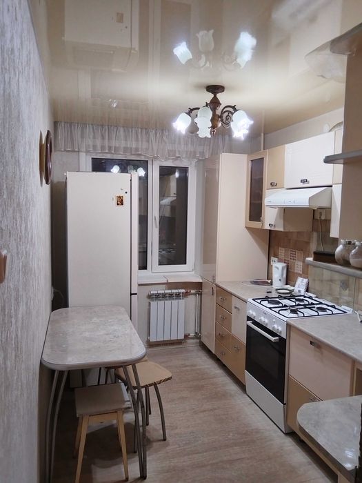 Двух комнатная в центре 10000