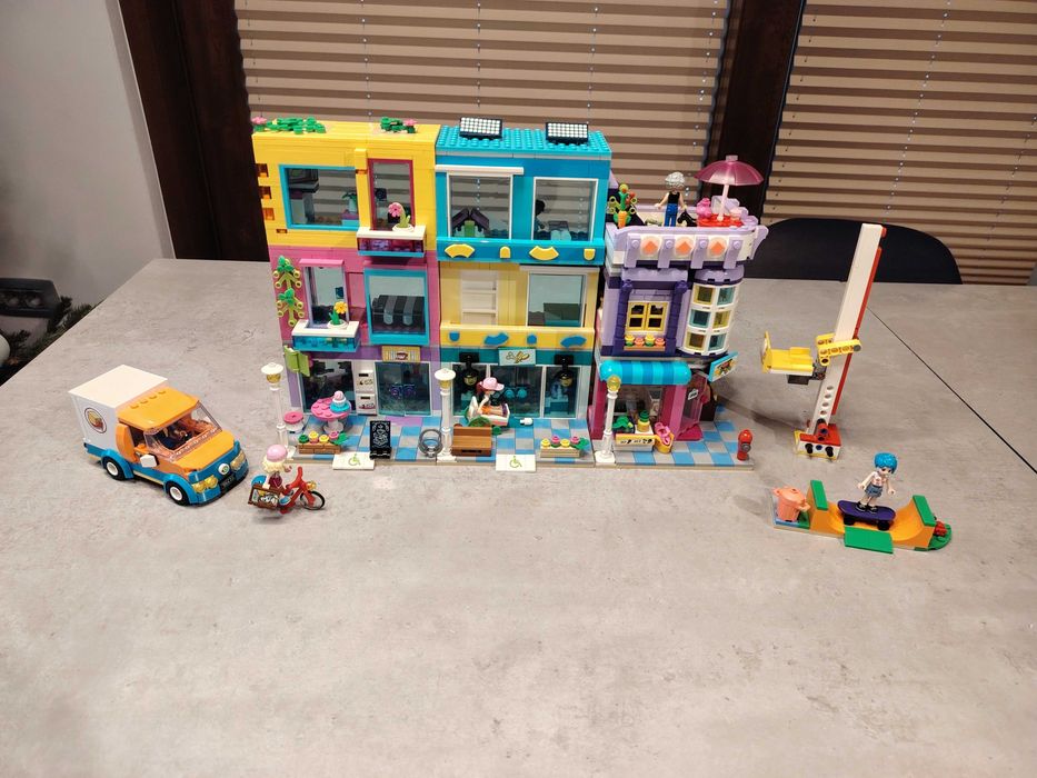 Lego Friends 41704, Cladirea de pe strada principala
