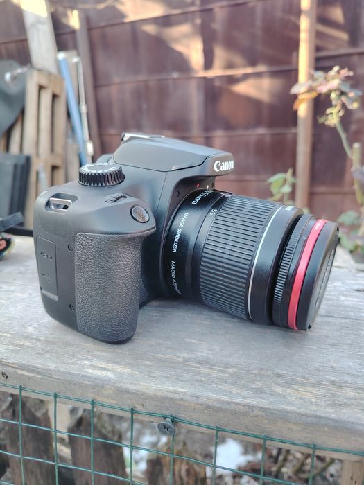 Canon EOS 4000D cu obiectiv EF S 18-55 cu stabilizare de imagine
