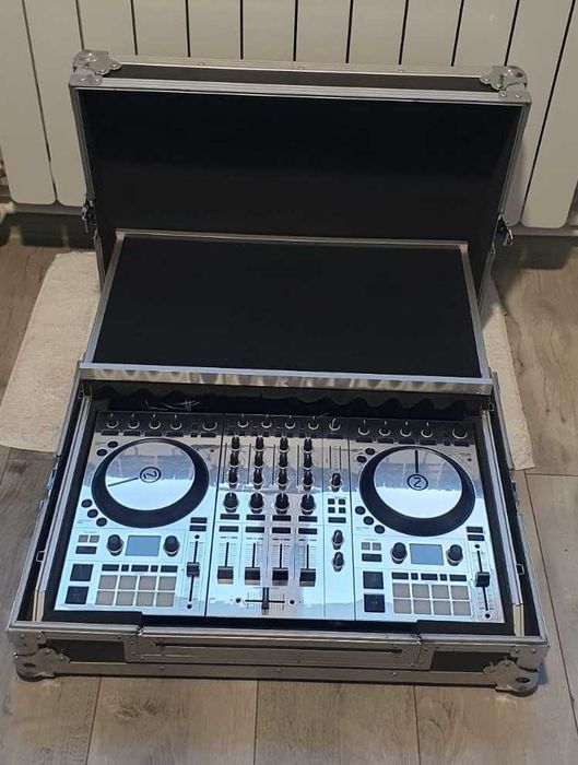 Consola/Controller/Mixer DJ Traktor S4 MK3 cu Flightcase