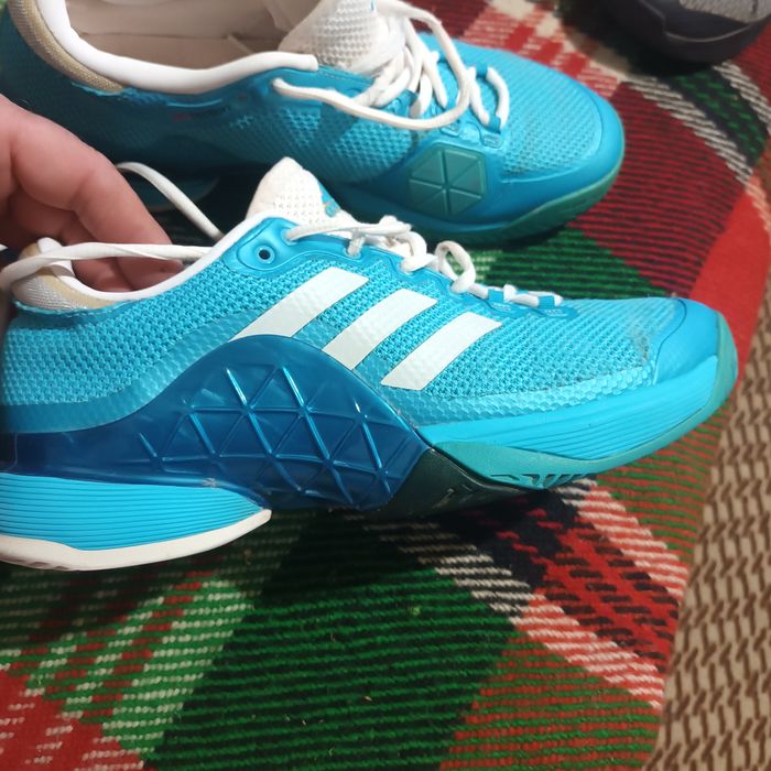 Тенис маратонки за червено.