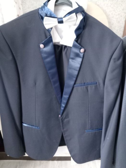 Продам 2 костюма