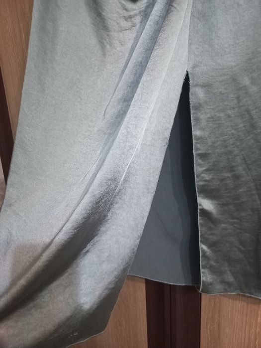 Fustă nouă din mătase, culoare deosebită,  model cu pliuri în talie și suprapunere în față.