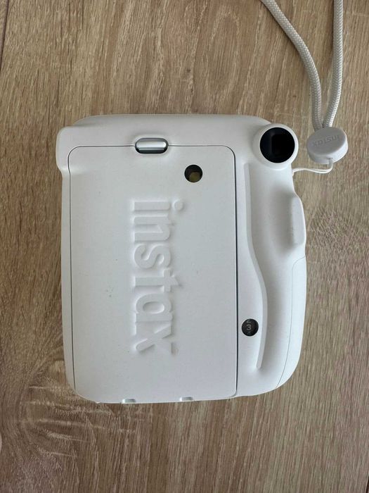 Фотоапарат за моментни снимки Instax Mini 11  + подарък калъф