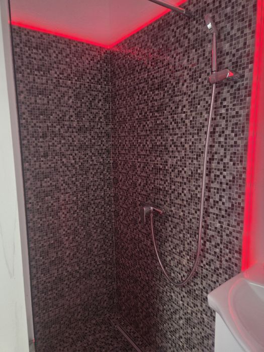 Închiriez in regim hotelier, garsonieră, amenajat modern,.