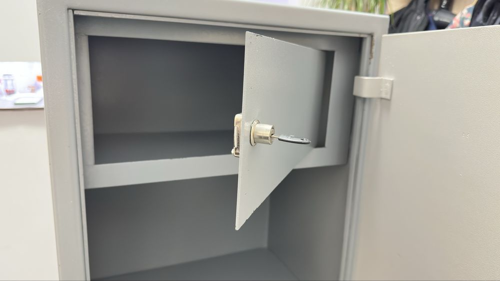 Продам сейф для офиса