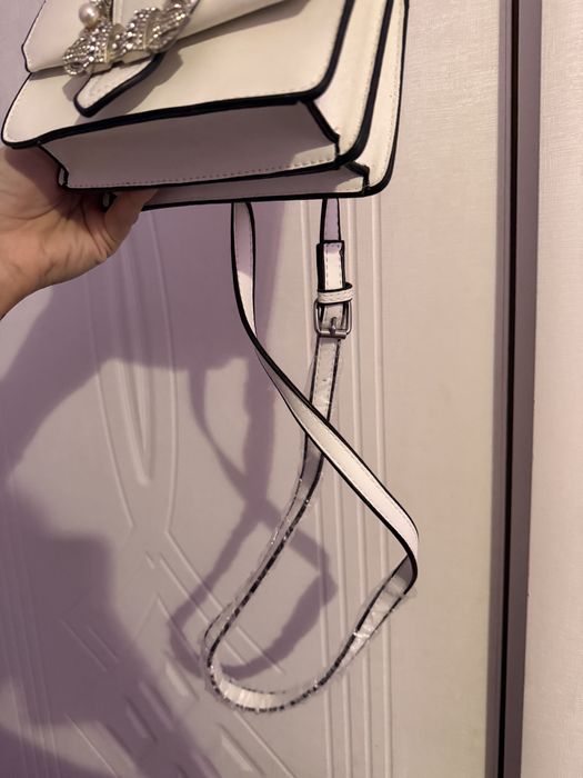 Бяла чанта с камъни