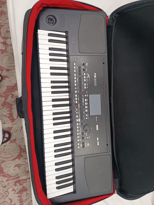 Vând Korg PA300 + husă