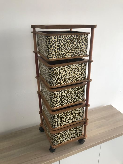 Функционални стилажи за кухнята от дърво