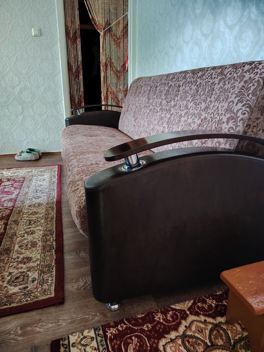 Продаю уголок диван и два кресла