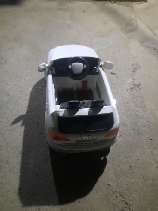 Продаю детскую машину Aуди Q7